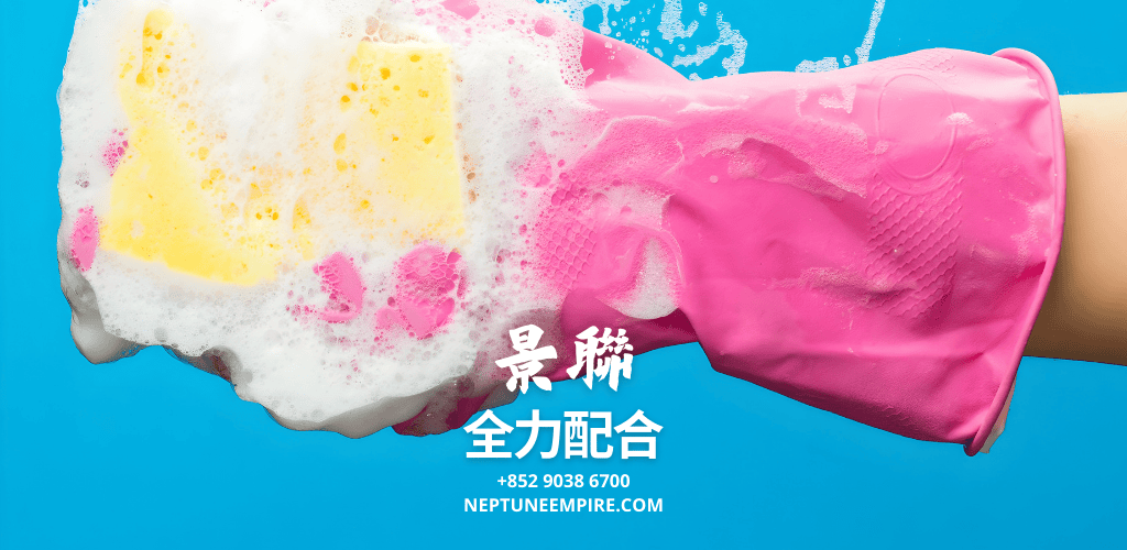 景聯團隊動態清潔服務形象圖 - 員工戴紅色手套使用海綿清潔，展現專業、積極的公司文化
